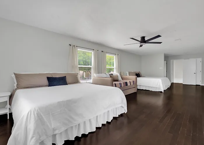 Spacious Sleeps 20 With Heated Pool Hottub By Stockyards Dfw Vakantiehuis