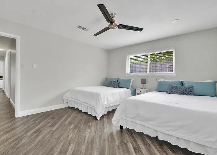 Spacious Sleeps 20 With Heated Pool Hottub By Stockyards Dfw Vakantiehuis