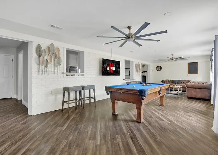 Spacious Sleeps 20 With Heated Pool Hottub By Stockyards Dfw Fort Worth