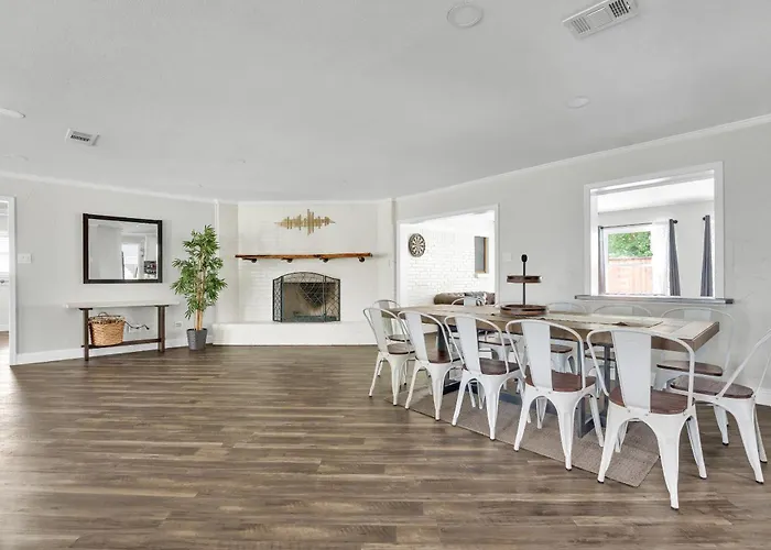 Vakantiehuis Spacious Sleeps 20 With Heated Pool Hottub By Stockyards Dfw