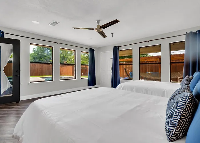 Spacious Sleeps 20 With Heated Pool Hottub By Stockyards Dfw Fort Worth